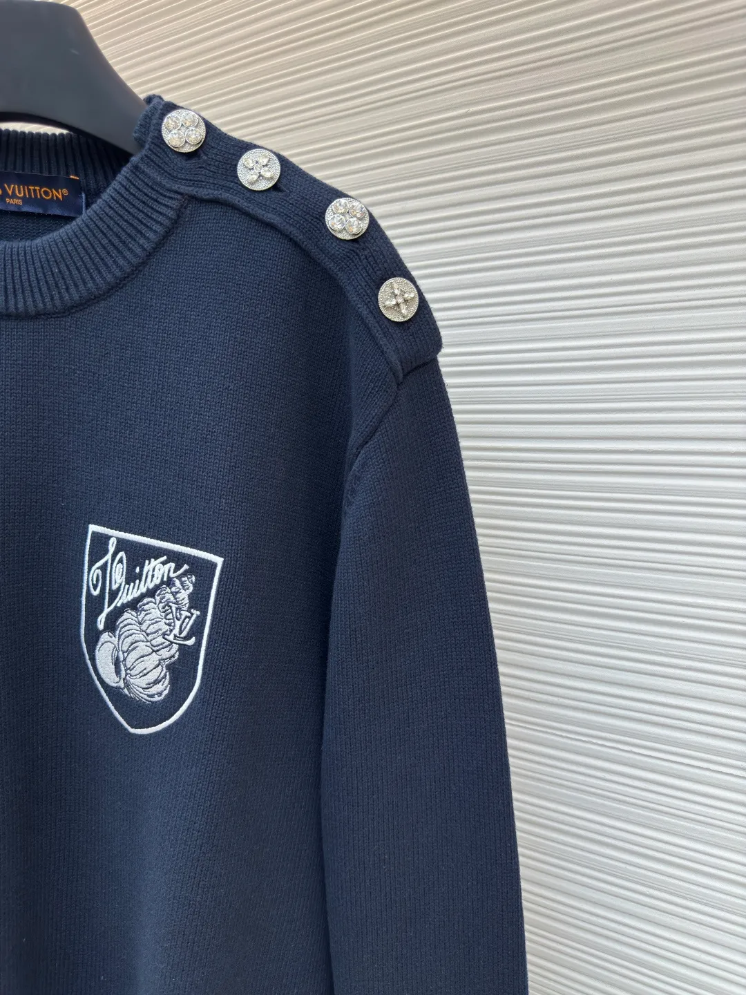 LOUIS VUITTON conch pullover ●Authentic product: Purchased and developed for 14600 ●Item number: 1680419-B50 ●Fabric: mercerized long-staple cotton ●Technology: knitting ●Version: loose fit ●Weight: about 790 grams ●Size: XS-S-M-L ●Description: Made of 100% top-grade long-staple cotton, fully combed and compacted + singeing mercerization process, striving for excellence, which not only retains the simplicity and gentleness of pure cotton, but also gives it a noble temperament like silk. The color is beautiful, the touch is gentle and delicate, you can enjoy silky smoothness, and the long-staple cotton has long fiber The fiber length is usually more than 2.5 centimeters, which is about twice the length of ordinary cotton yarn. Therefore, clothes made of raw materials with this fiber length are more wrinkle-resistant, non-pilling, and have clear textures that are beyond the reach of ordinary cotton yarn. They are non-sticky when worn for a long time in summer, and have particularly good sweat-absorbing effects. The overall wiring is straight and delicate, the fabric is comfortable and soft, and the color is consistent without color difference. It can be matched with the same style to create a fashionable look and control various occasions. Customized accessories, complete with three standards, same style for men and women!